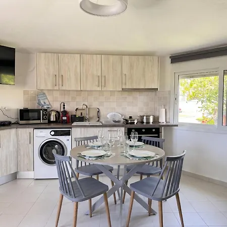 Vakantiehuis Potidea Seashell Garden House 70m From Garden And Private Parking *