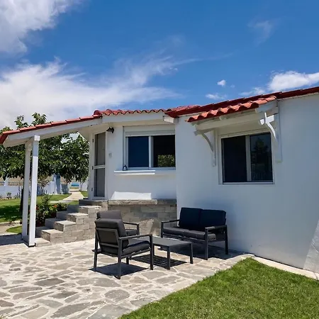 Vakantiehuis Potidea Seashell Garden House 70m From Garden And Private Parking *